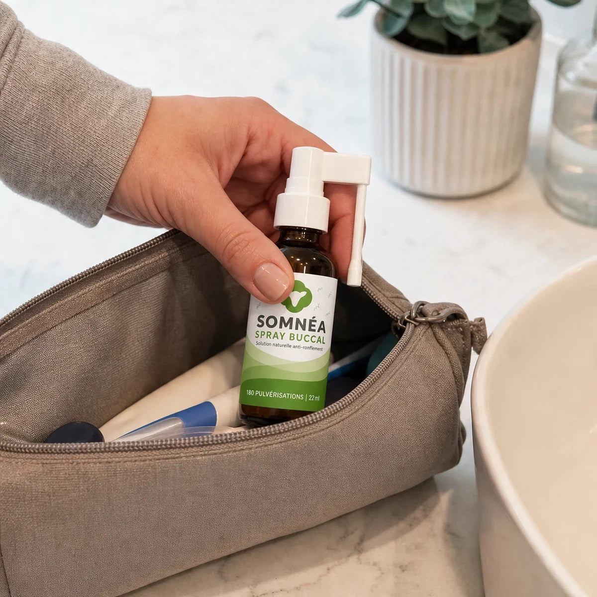Flacon SOMNÉA glissé dans une trousse de toilette