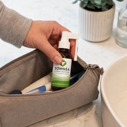 Flacon SOMNÉA glissé dans une trousse de toilette